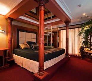 Elegant vintage type four-poster bed in the African Suite